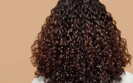 أفضل النصائح للعناية بالشعر الكيرلي خلال فصل الصيف