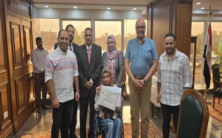 تكريم الطالبة سارة إبراهيم من قبل محافظ القليوبية لتفوقها الباهر في الثانوية العامة