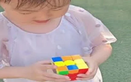 طفلة صينية بعمر 4 سنوات تُبهر العالم بحل مكعب روبيك في 30 ثانية
