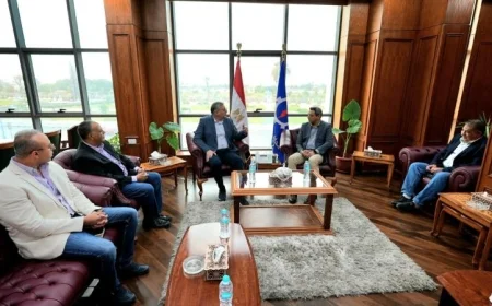 وزير البترول ومحافظ السويس يناقشان تعزيز التعاون المشترك لتحقيق التنمية المستدامة