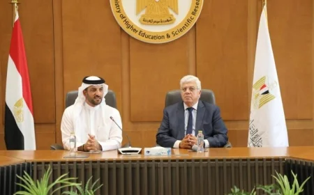 عاشوري يناقش تعزيز التعاون مع نائب حاكم الشارقة ورئيس جامعة الشارقة