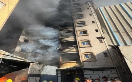 محافظ القاهرة يراقب جهود إطفاء حريق هائل في مخزن خردة ببولاق ابو العلا