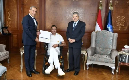 تكريم الربان ولاء حافظ من الفريق ربيع بعد تحقيقه رقمًا قياسيًا عالميًا في موسوعة جينيس