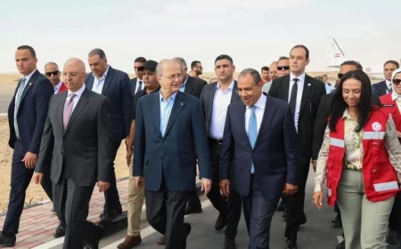 وزير الخارجية الفلسطيني ورئيس الوزراء يتفقدان ميناء رفح البري من الجانب المصري