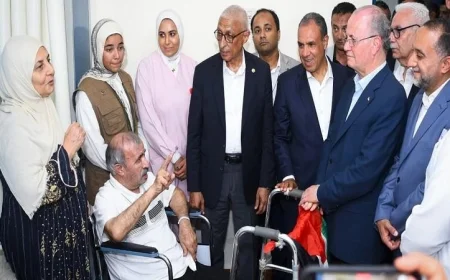 صور وزير الخارجية ورئيس الوزراء الفلسطيني يطمئنان على جرحى فلسطين في مستشفى العريش