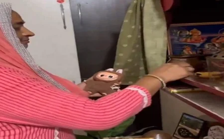 هندية تعبد دمية لابوبو بعد خداع ابنتها