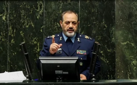 وزير الدفاع الإيراني يهدد إسرائيل باستخدام صواريخ متطورة في حال الهجوم