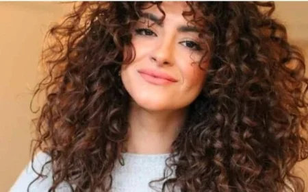 اكتشفي وصفات طبيعية لتنعيم الشعر الكيرلي وزيادة الترطيب وتقليل التشابك
