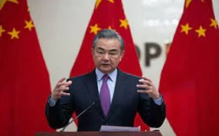 وزير الخارجية الصيني يحث على استئناف الدوريات المشتركة مع أفغانستان لتعزيز التعاون الأمني