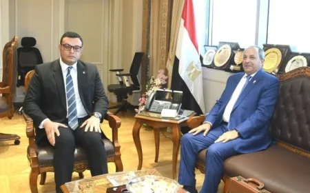 وزير الإسكان يلتقي محافظ بورسعيد لمناقشة التعاون وتطوير مشاريع الإسكان المشتركة
