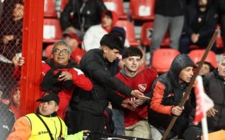 اعتقال 300 مشجع بعد اشتباكات عنيفة في مباراة إنديبندينتي ضد يونيفرسيداد