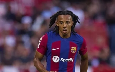 برشلونة يعلن تمديد عقد جول كوندي حتى عام 2030 لتعزيز خط الدفاع الفرنسي