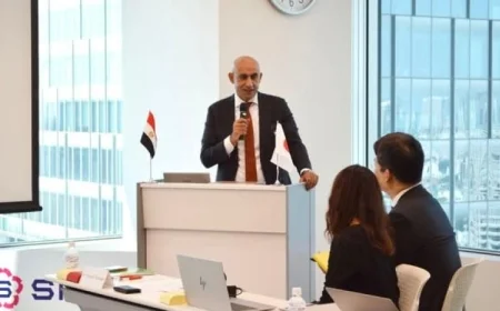 وزير التعليم يتلقى النسخة الأولى من كتاب الرياضيات المطور للصف الأول الابتدائي