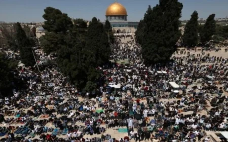 45 ألف فلسطيني يتممون صلاة الجمعة في رحاب المسجد الأقصى المبارك