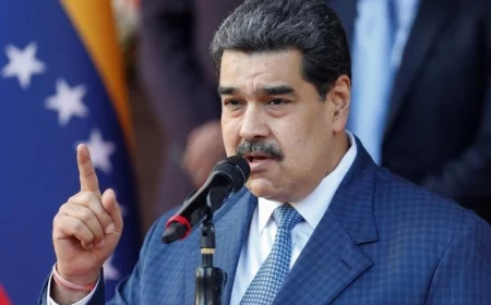 مادورو يستنكر نشر سفن حربية أمريكية قرب سواحل فنزويلا