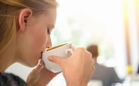 تأثير القهوة الصباحية: تحسين المزاج وتنشيط هرمون السعادة