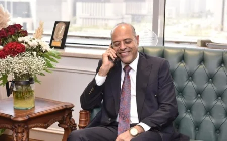 وزير العمل يشيد بعامل مزلقان بني سويف ويمنحه مكافأة مالية تقديراً لإخلاصه في العمل