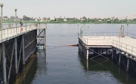 القائم بأعمال وزير البيئة يعلن نجاح احتواء بقعة الزيت في نيل الأقصر