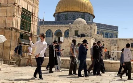 اقتحام مستوطنين إسرائيليين لباحات المسجد الأقصى يثير التوتر في القدس
