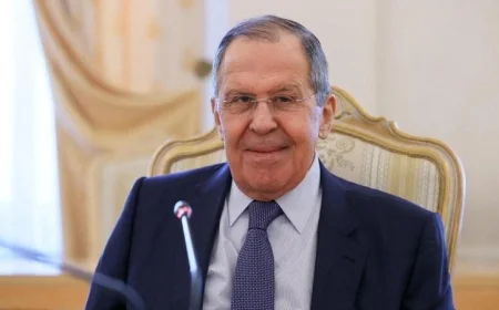 وزير خارجية روسيا يتهم الغرب بتعطيل محادثات السلام الأوكرانية