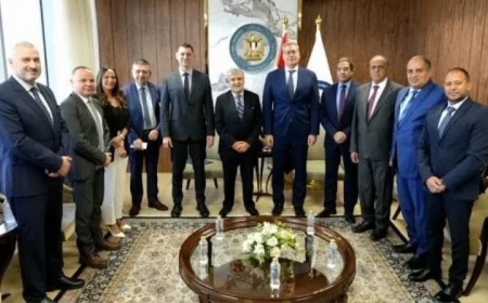 وزير البترول يعزز التعاون مع سفير تشيلي في القاهرة