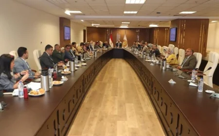 وزير العمل يقود اجتماعاً حيوياً لمناقشة تفعيل قانون العمل الجديد