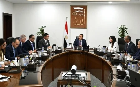 رئيس الوزراء يراقب تطورات وتنفيذ مشروعات تحلية مياه البحر بشكل مباشر