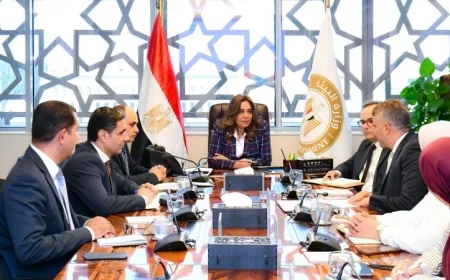 منال عوض تدعو لتسريع تنفيذ مبادرة تقليل استخدام الأكياس البلاستيكية