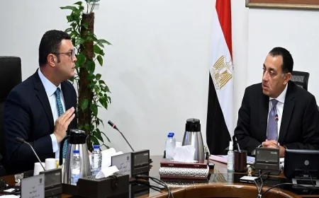 مدبولي يستعرض تقدم برنامج سكن لكل المصريين ومبادرة بيتك في مصر مع وزير الإسكان