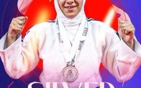 عبد الصادق يقدم التهنئة لطالبة الاقتصاد على تحقيقها فضية جودو المكفوفين