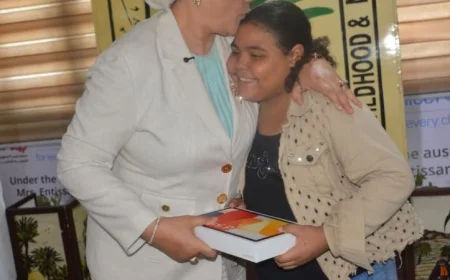 تكريم الطفلة هايدي نسيم من قبل رئيسة المجلس القومي للطفولة والأمومة