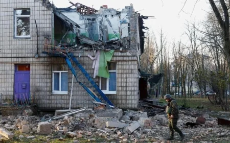 مقتل ثمانية وإصابة العشرات في ضربات روسية على كييف يعلنها زيلينسكي