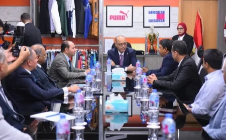 وزير العمل يطلق صالة إنتاج جديدة لتعزيز صناعة الملابس في شركة جولدن ستارز