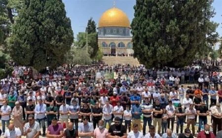آلاف الفلسطينيين يجتمعون لأداء صلاة الجمعة في المسجد الأقصى