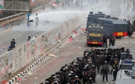 مصرع 3 أشخاص في حريق أثناء الاحتجاجات بإندونيسيا