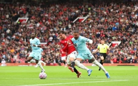 فوز مثير لمانشستر يونايتد على بيرنلي 3-2 في الدوري الإنجليزي الممتاز
