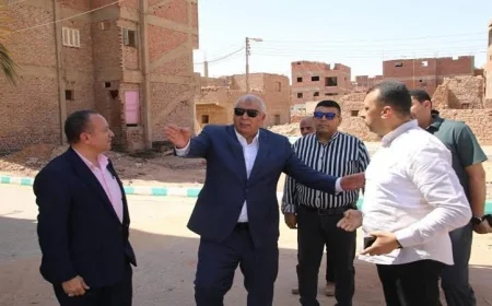 محافظ الوادي الجديد يشرف على تحسين شبكات الطرق في الداخلة والفرافرة لتعزيز البنية التحتية