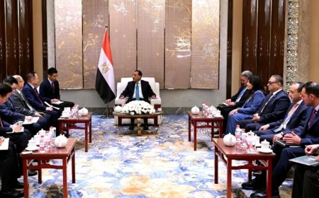 رئيس الوزراء يجتمع مع رئيس مجلس إدارة شركة تيدا الصينية القابضة لتحفيز التعاون الاقتصادي