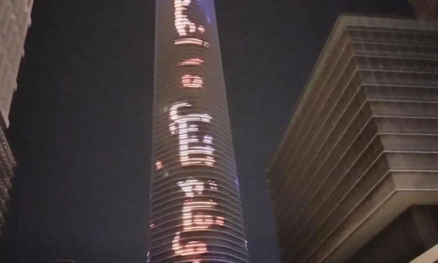 شاهد بالفيديو إضاءة البرج الأيقوني في العاصمة الإدارية احتفالا بعيد وفاء النيل