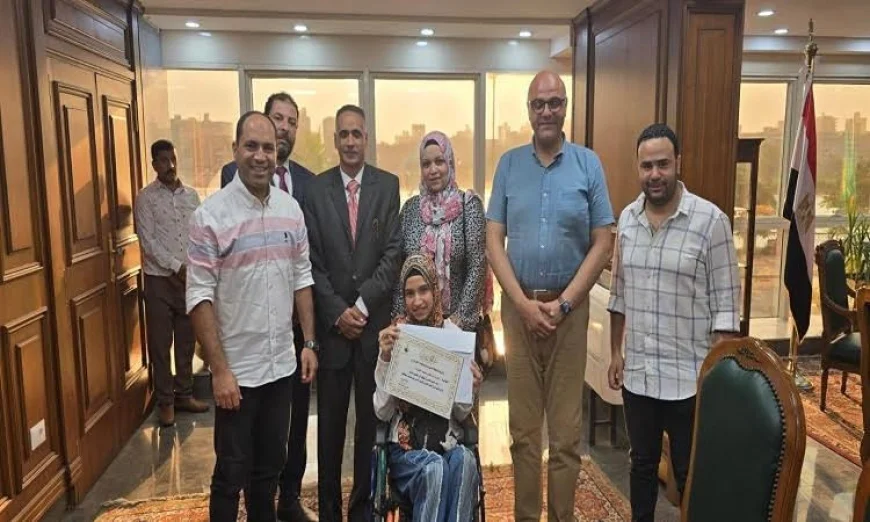 تكريم الطالبة سارة إبراهيم من قبل محافظ القليوبية لتفوقها الباهر في الثانوية العامة