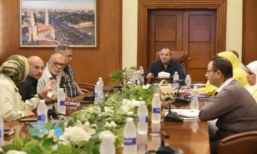 محافظ بورسعيد يستعرض خطط تحسين الصرف الصحي وتوصيل مياه الشرب