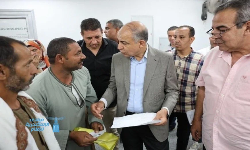 محافظ المنيا يعزز جهود تقنين الأراضي بتوقيع عقد جديد ويدعو لتسريع الإجراءات