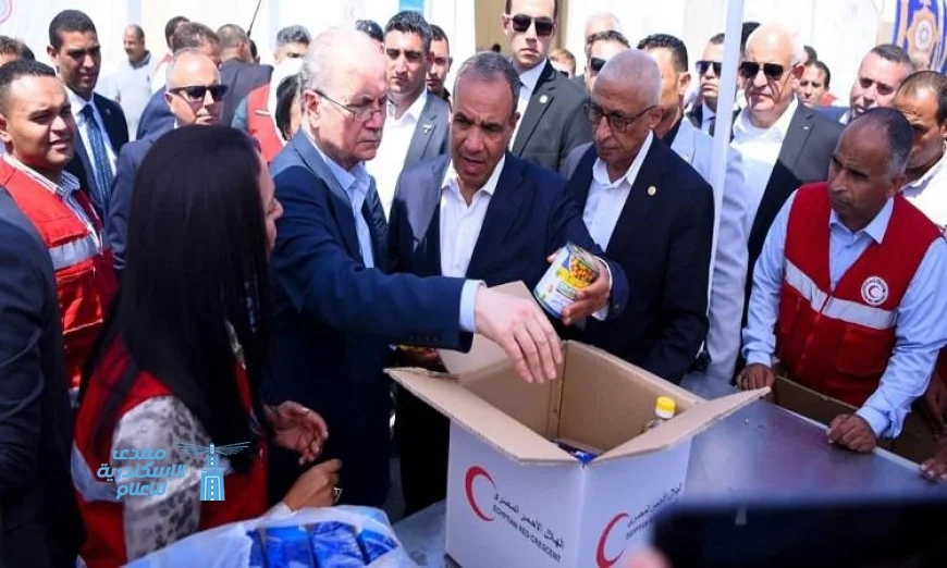 شاهد بالصور: وزيرا التضامن والخارجية برفقة رئيس وزراء فلسطين في مركز الهلال الأحمر