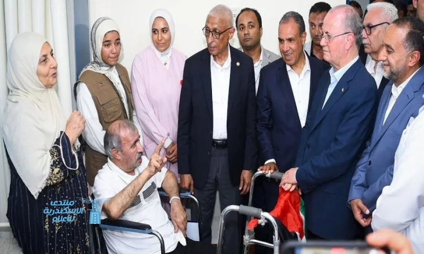 صور وزير الخارجية ورئيس الوزراء الفلسطيني يطمئنان على جرحى فلسطين في مستشفى العريش