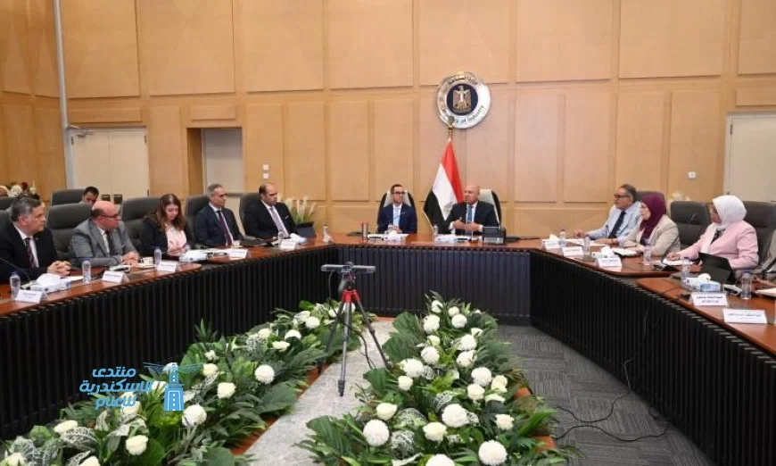 وزير الصناعة يناقش مع مصنعي الأسمنت تفاصيل إنتاج المصانع في الفترة الماضية