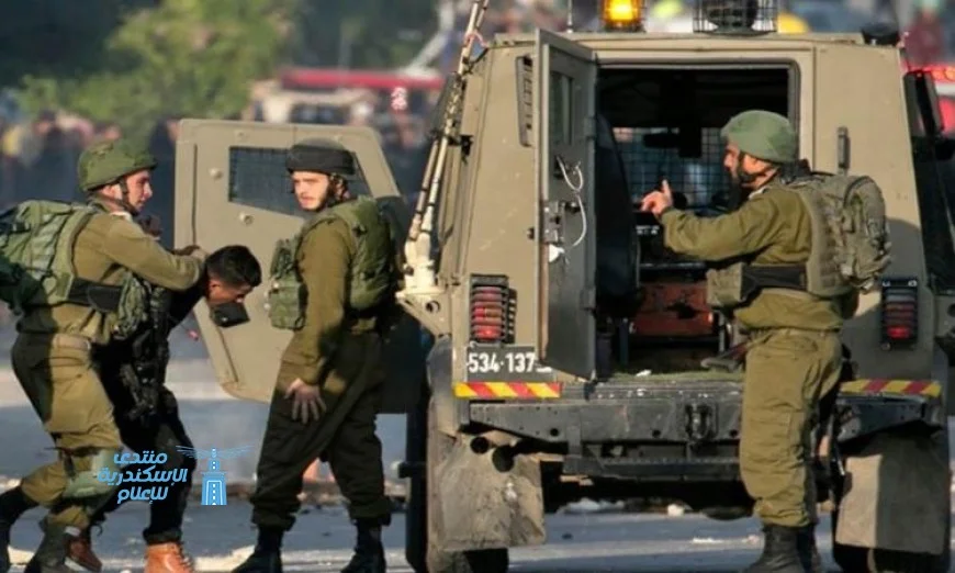 قوات الاحتلال تصعّد وتعتقل 22 فلسطينيا في حملة مداهمات بالضفة الغربية