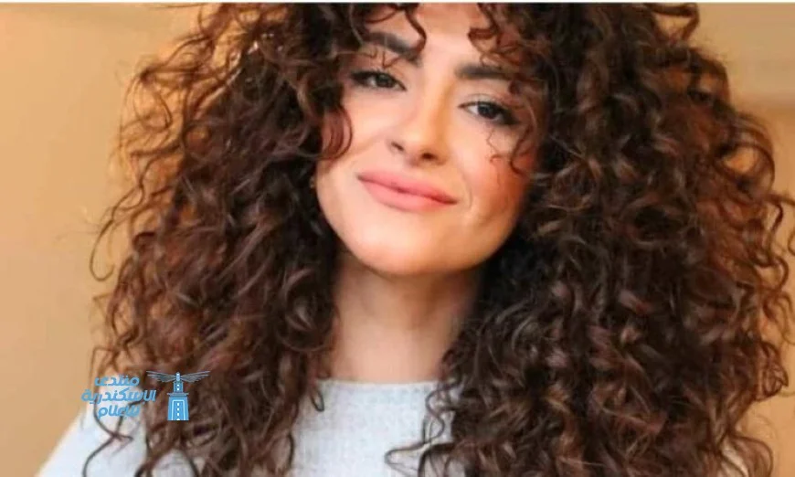 اكتشفي وصفات طبيعية لتنعيم الشعر الكيرلي وزيادة الترطيب وتقليل التشابك