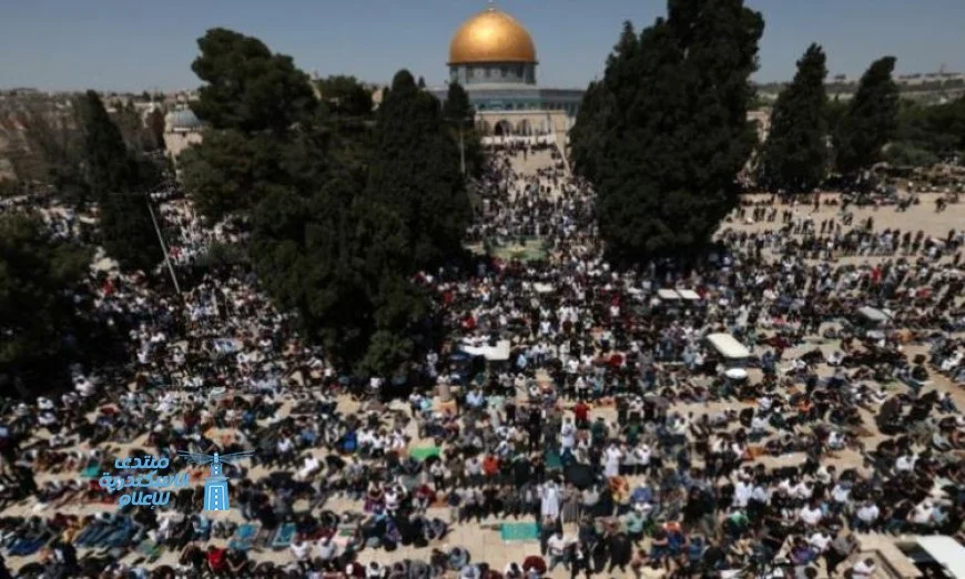 45 ألف فلسطيني يتممون صلاة الجمعة في رحاب المسجد الأقصى المبارك