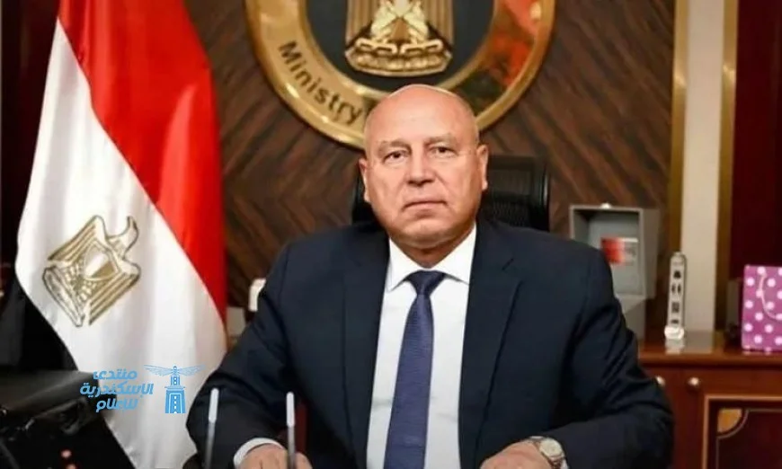 وزير النقل يثني على شجاعة عامل مزلقان أنقذ شاباً في بني سويف