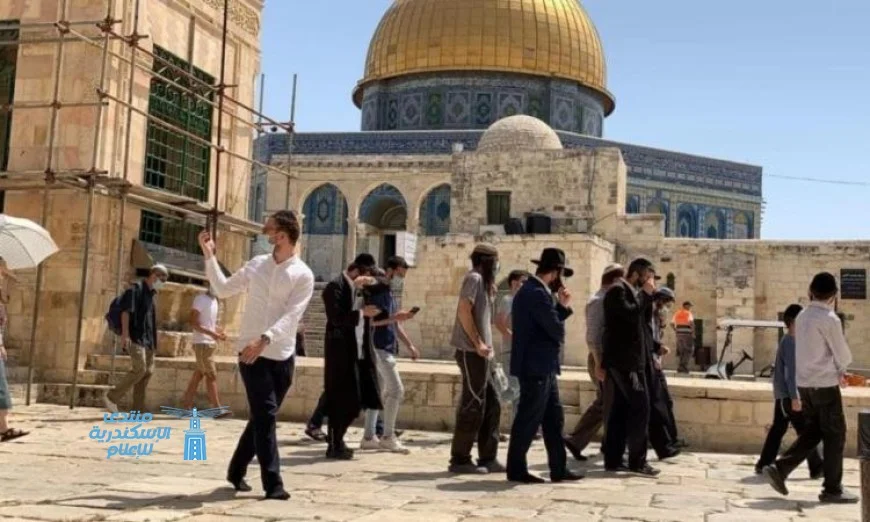 اقتحام مستوطنين إسرائيليين لباحات المسجد الأقصى يثير التوتر في القدس